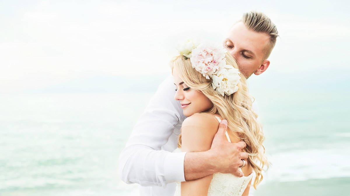 symbolic-wedding-ceremony-on-the-beach-on-the-amalfi-coast-italy