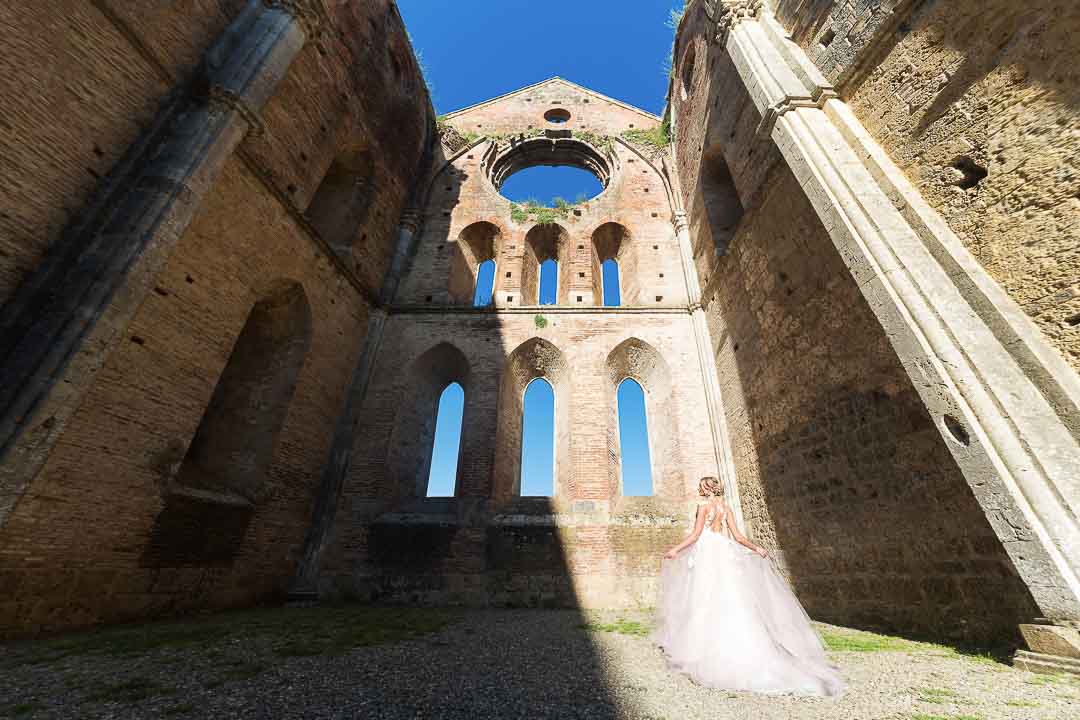 Официальная свадьба для двоих в Тоскане, Вольтерра и Сан Гальгано title=