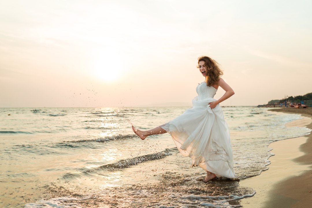 bride on the beach tuscany