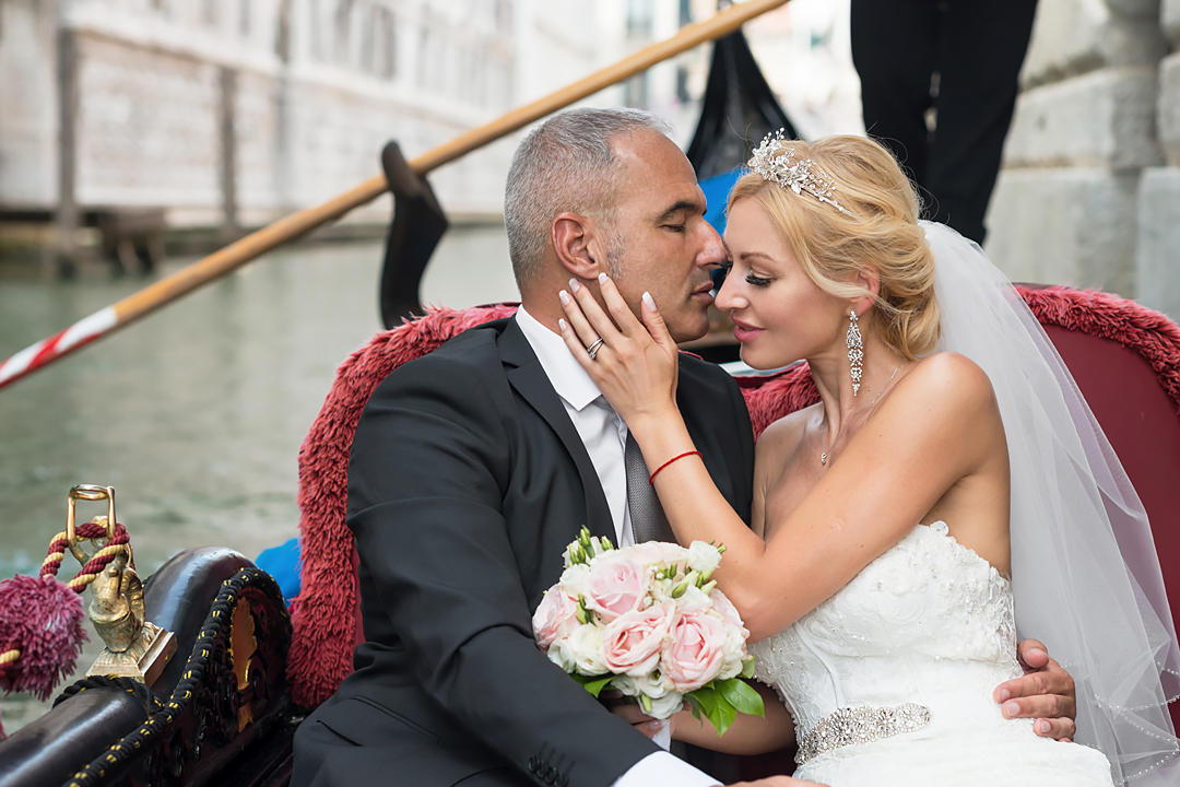official wedding in venice gondola raid