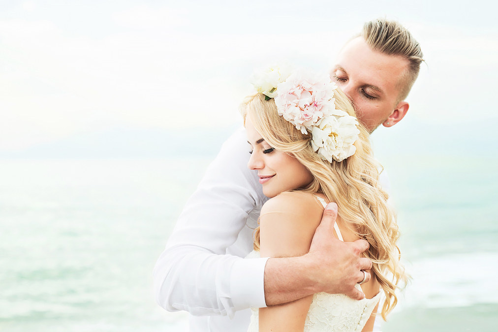 Wedding in Italy, symbolic wedding ceremony on the beach in Amalfi title=