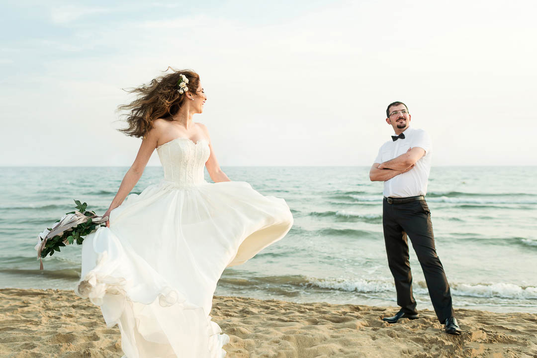 Photoshoot on the beach in Italy, wedding photographer in Tuscany title=
