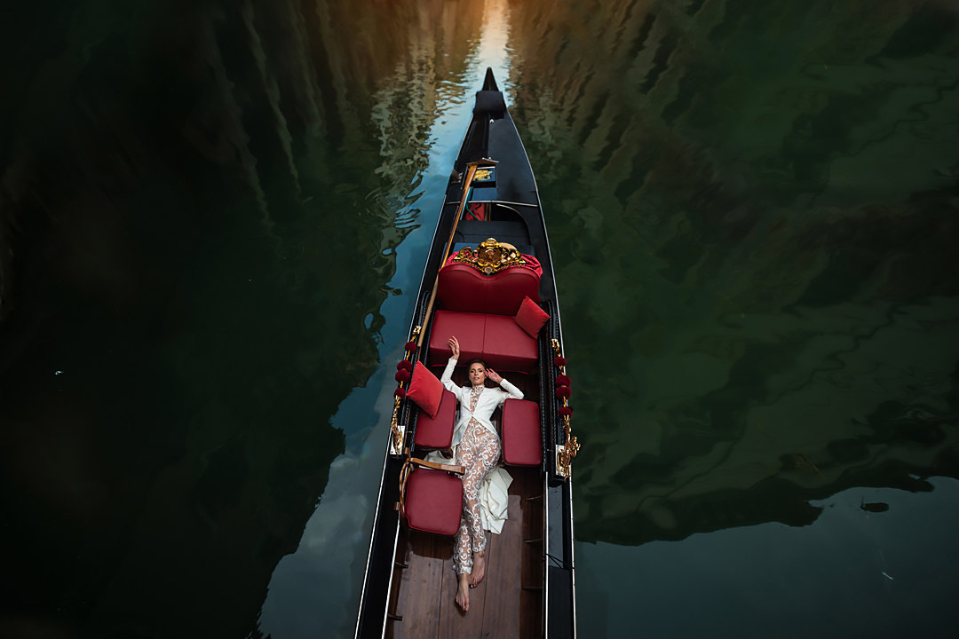 Simbolic wedding in Verona and photo shoot in Venice title=