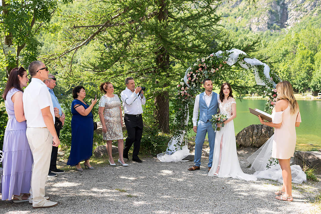 свадебная церемония у альпийского озера